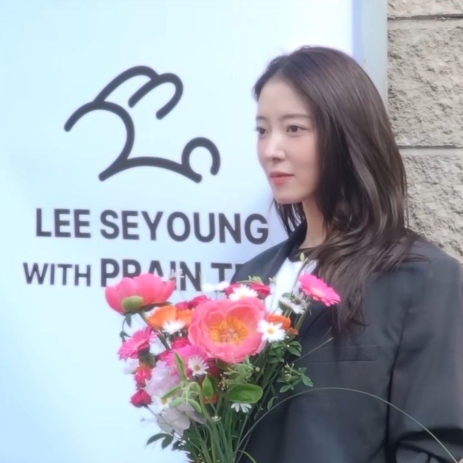 A moment captured by a fan of Lee Seyoung