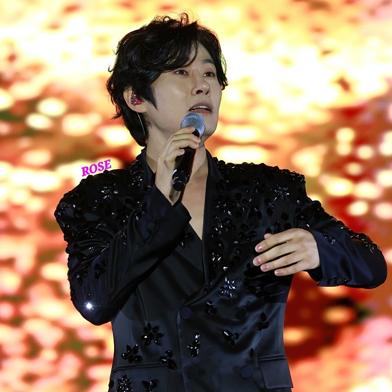 A moment captured by a fan of Kang Moonkyung