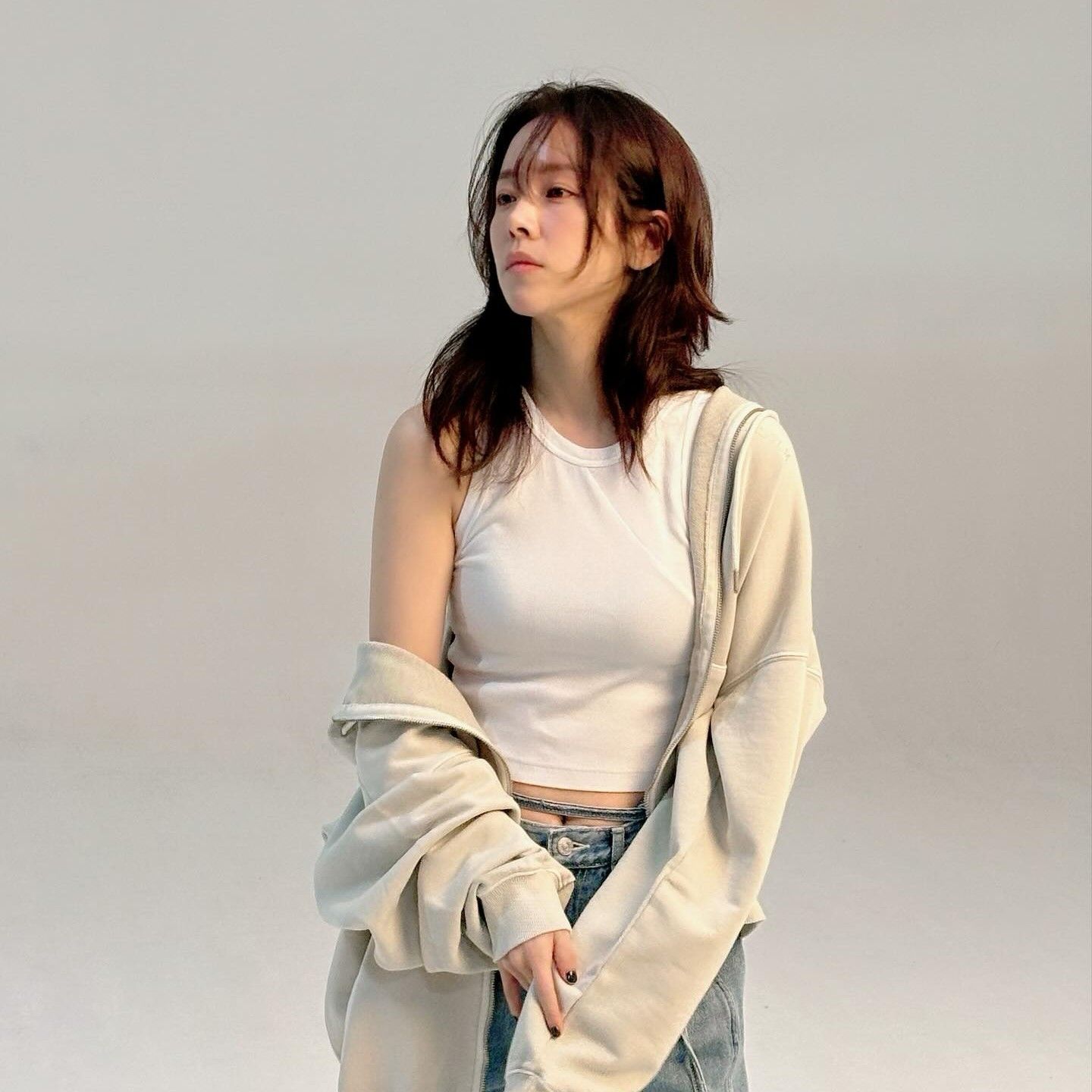 Behind-the-scenes cut of Han Jimin