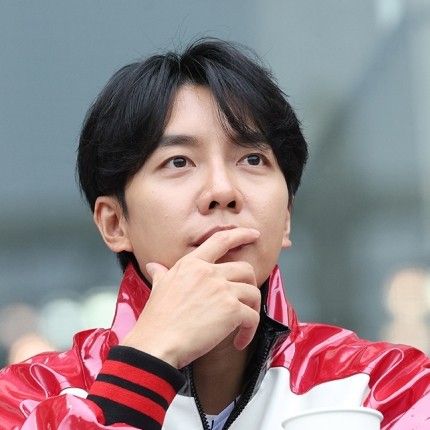 Latest photo of Lee Seunggi