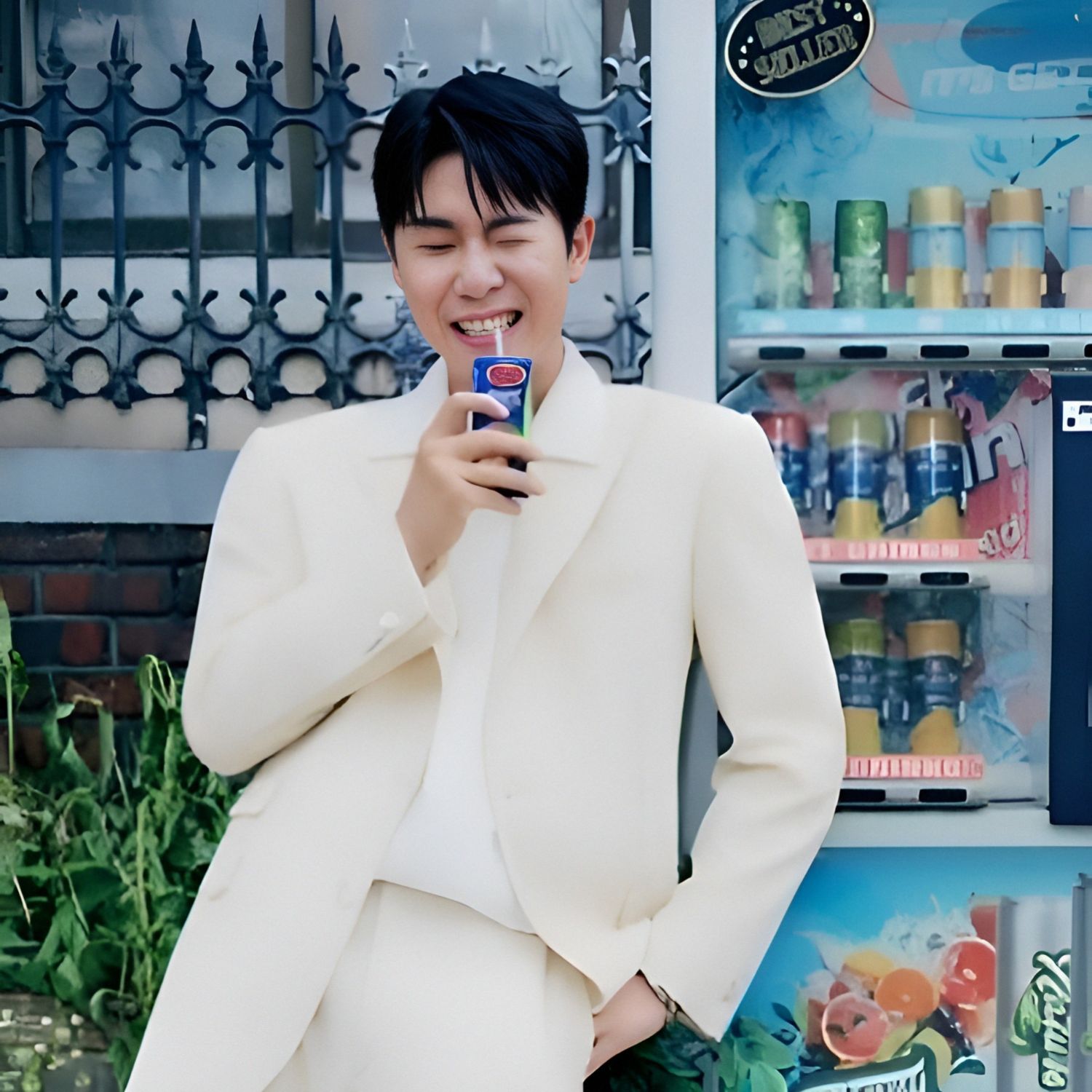 Behind-the-scenes cut of Young Tak