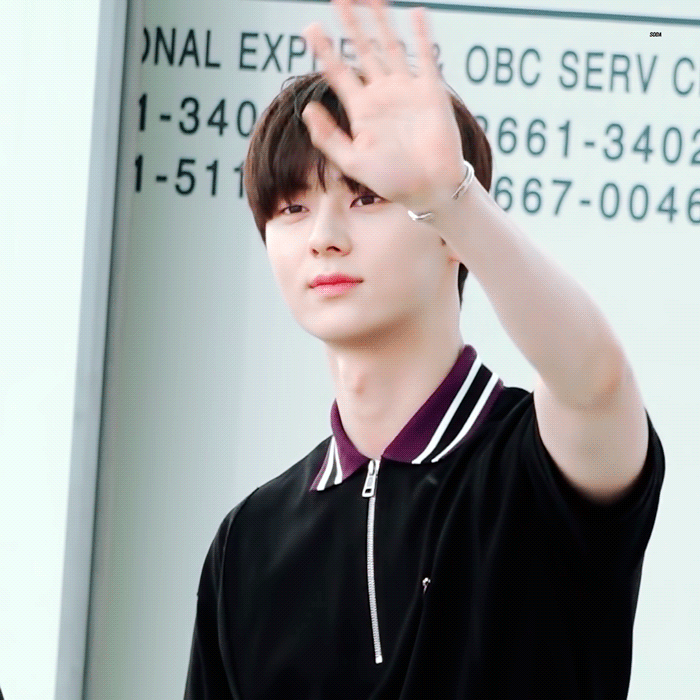 A moment captured by a fan of Hwang Minhyun