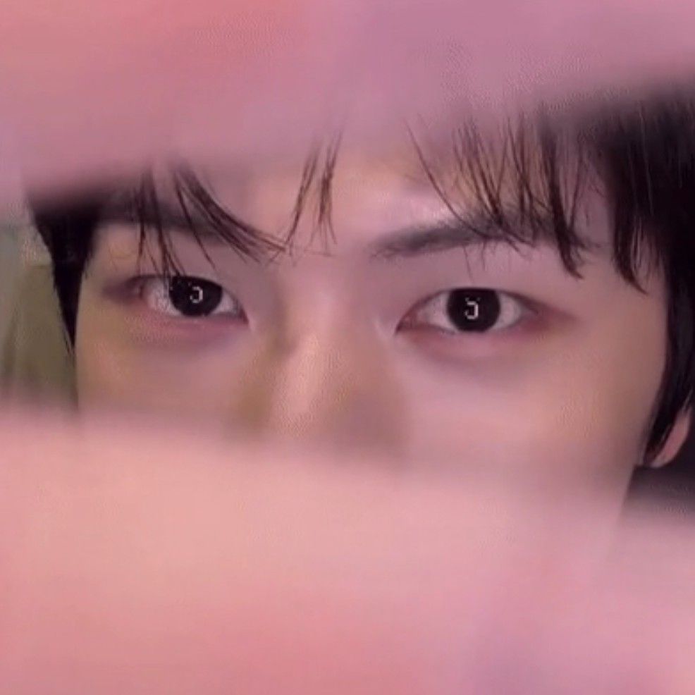 A moment captured by a fan of Yook Sungjae