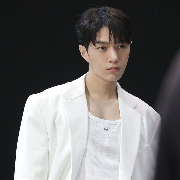 A moment captured by a fan of Kim Myungsoo (L)