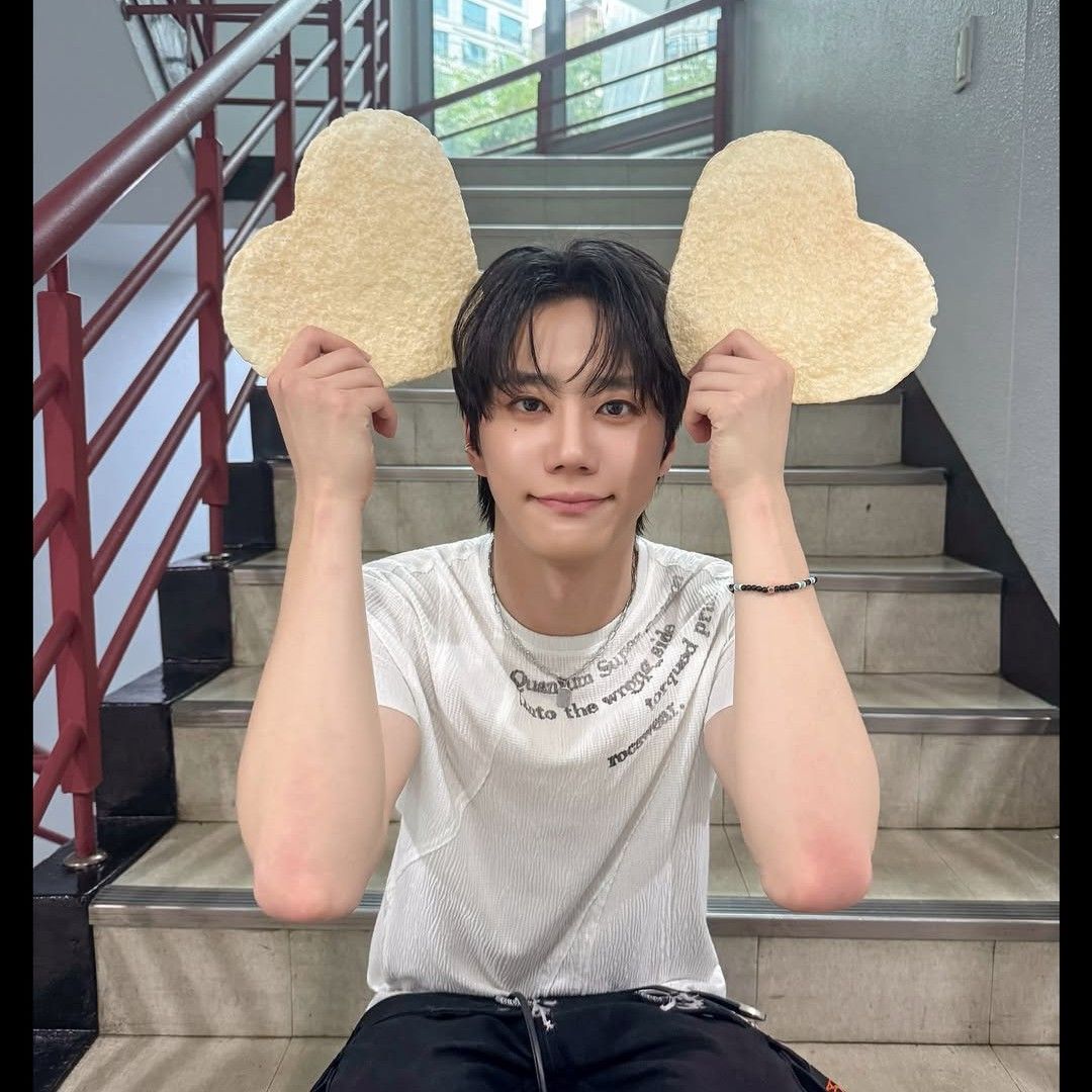 Behind-the-scenes cut of Lee Junyoung