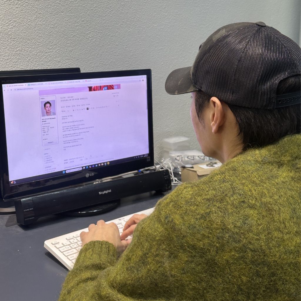 Behind-the-scenes cut of Hwanhee