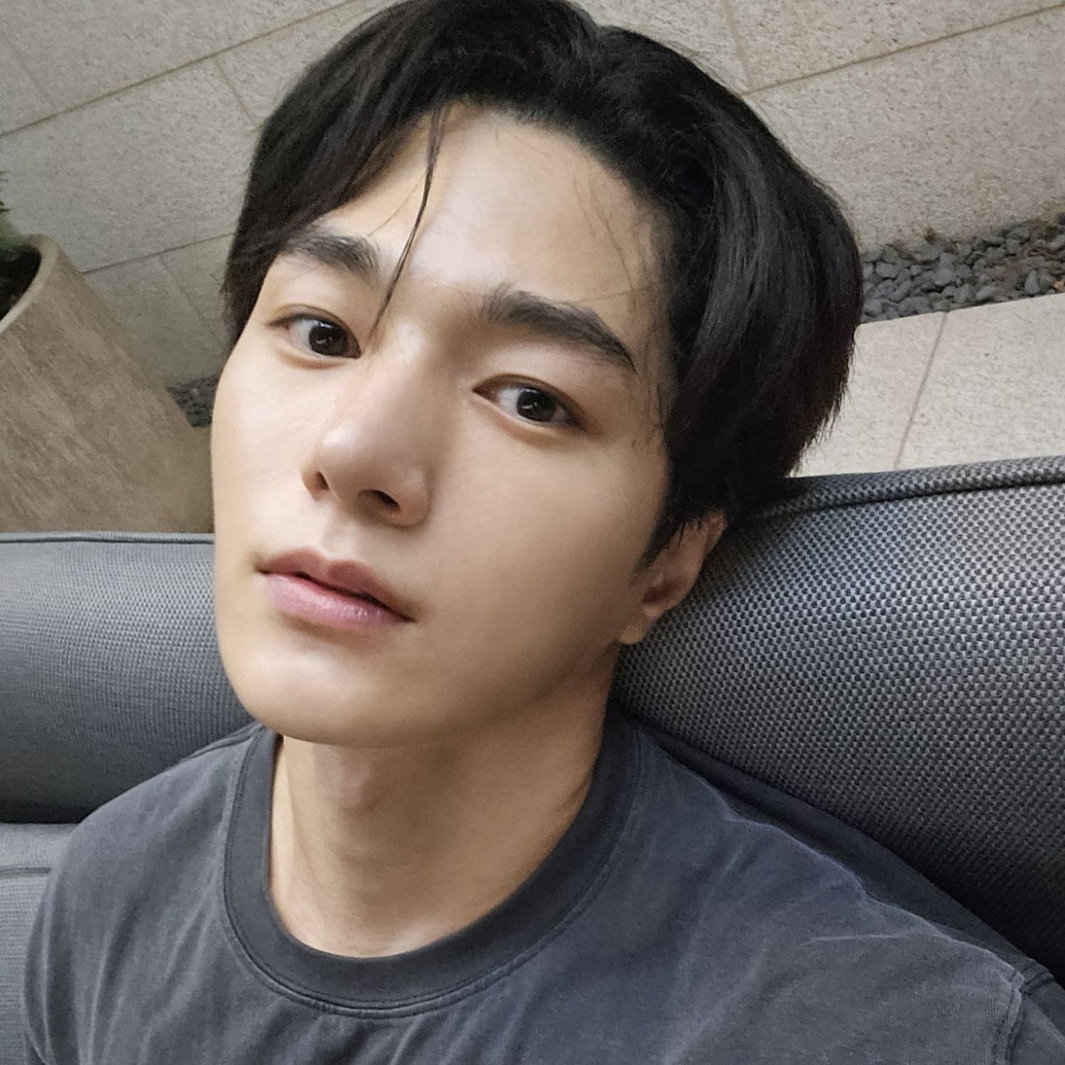Behind-the-scenes cut of Kim Myungsoo (L)