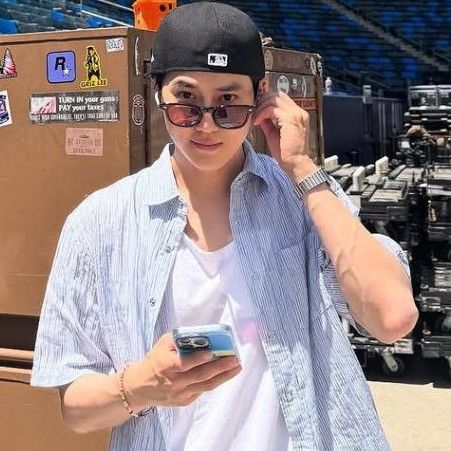 Behind-the-scenes cut of Suho