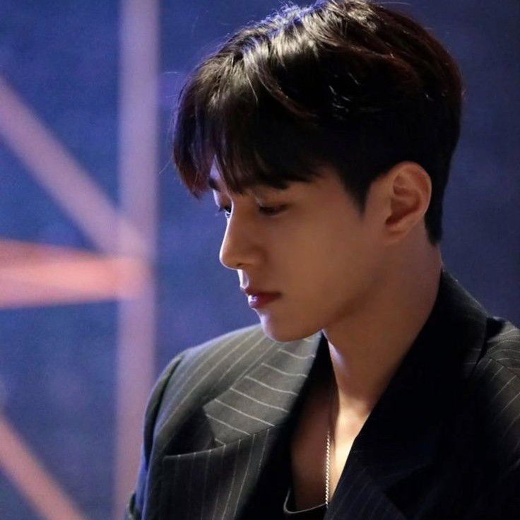Behind-the-scenes cut of Kim Myungsoo (L)