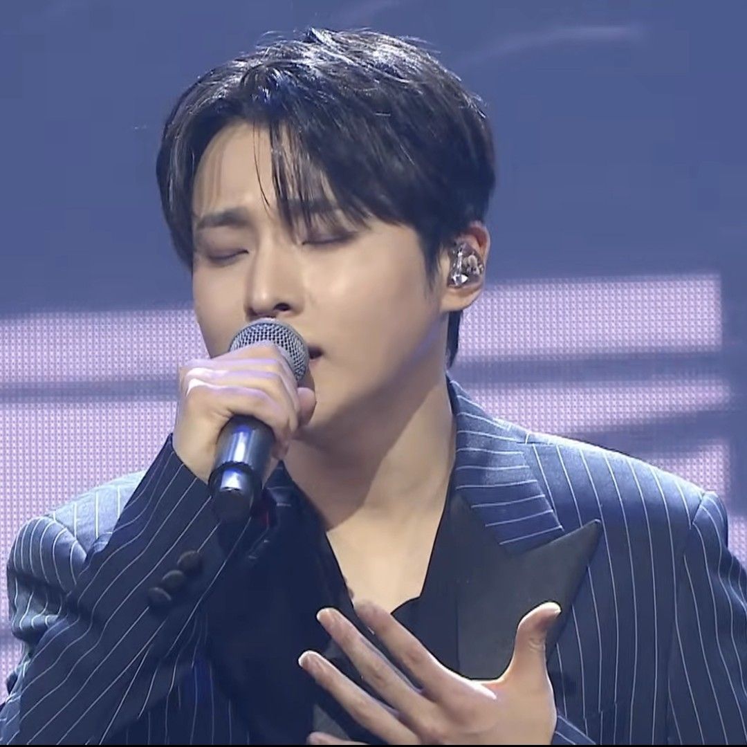 A moment captured by a fan of Seong Ri