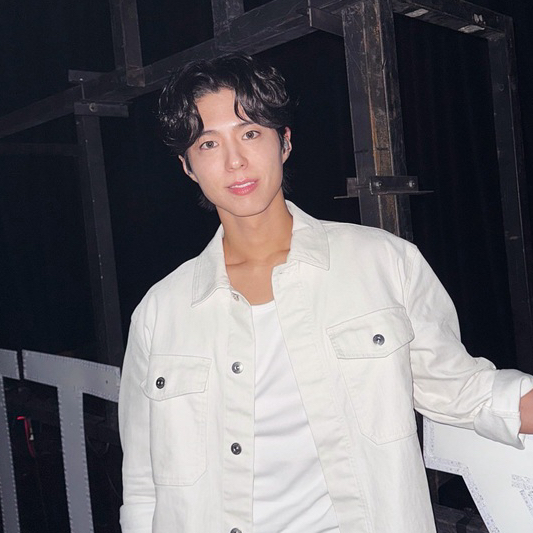 Behind-the-scenes cut of Park Bogum