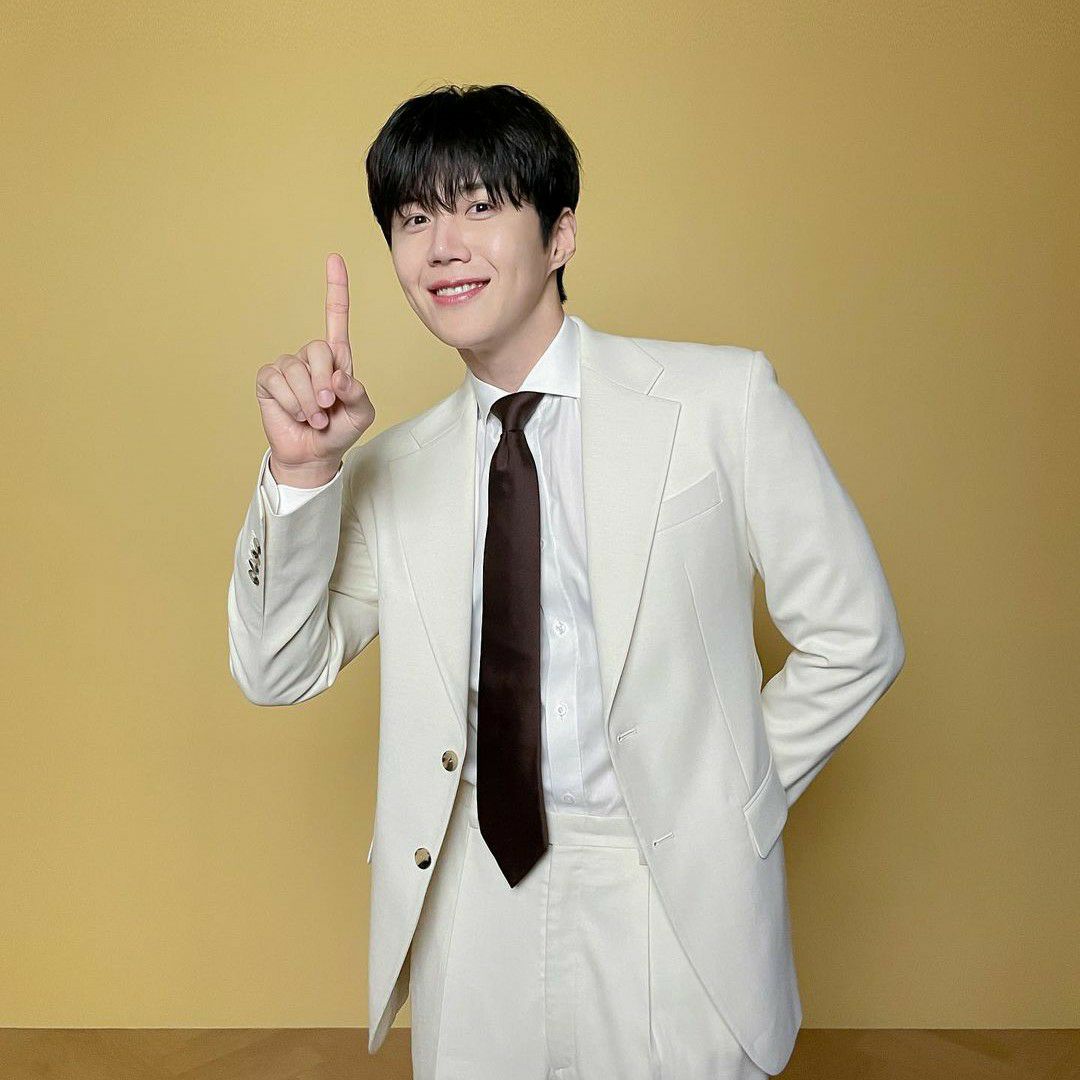 粉絲拍下的金宣虎瞬間