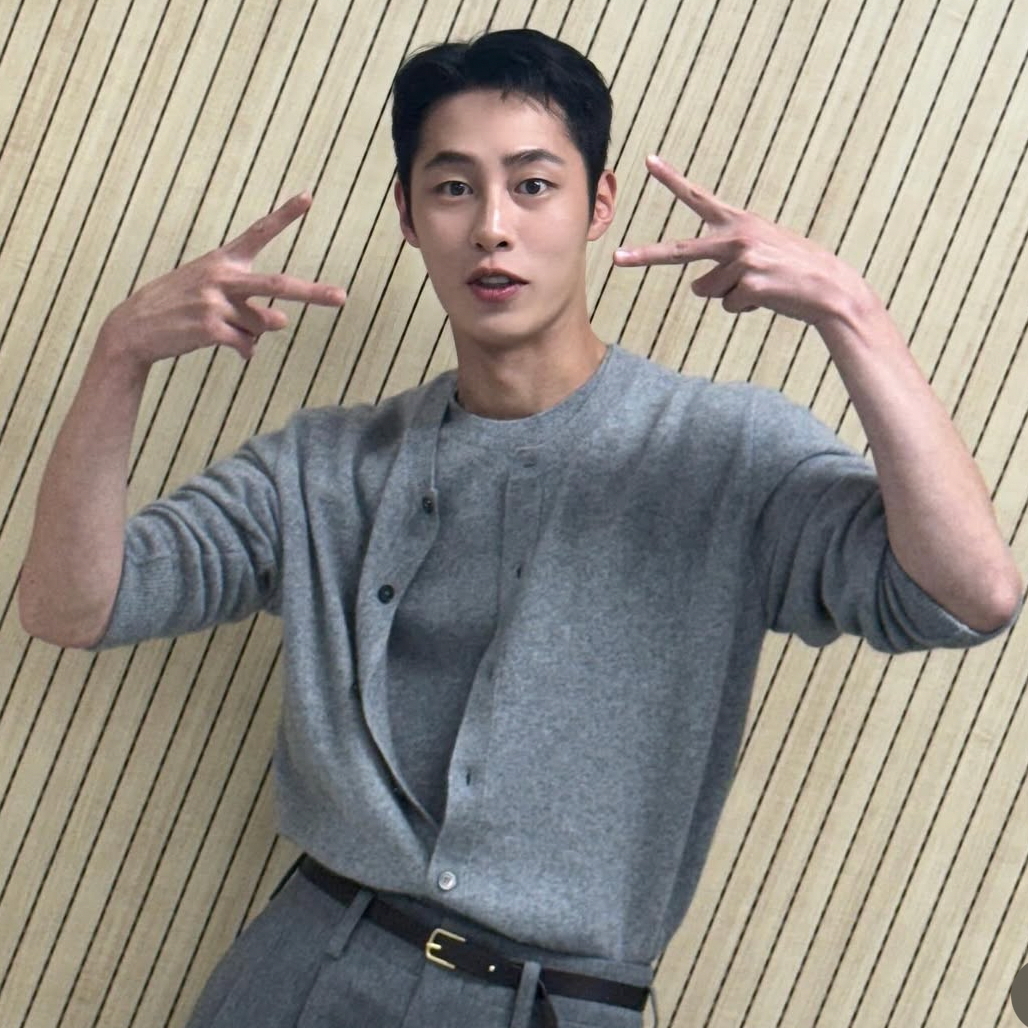 Behind-the-scenes cut of Lee Jaewook