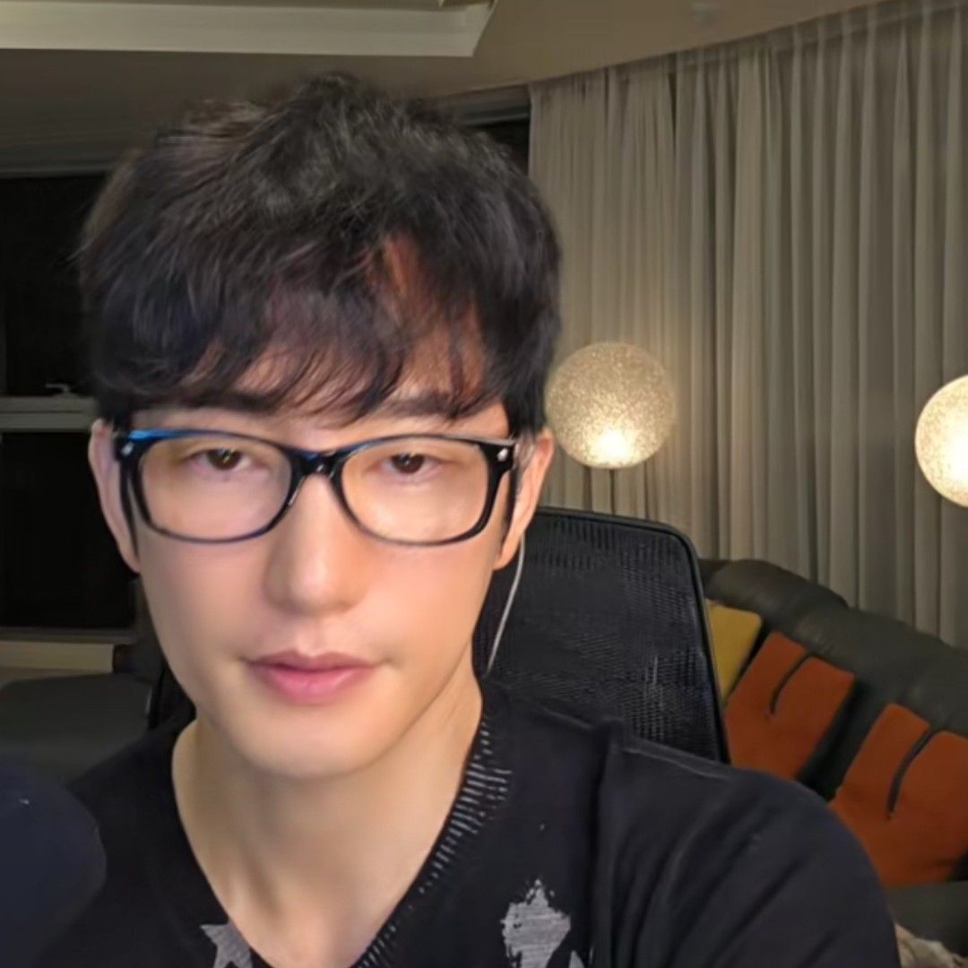 Behind-the-scenes cut of Park Sihoo