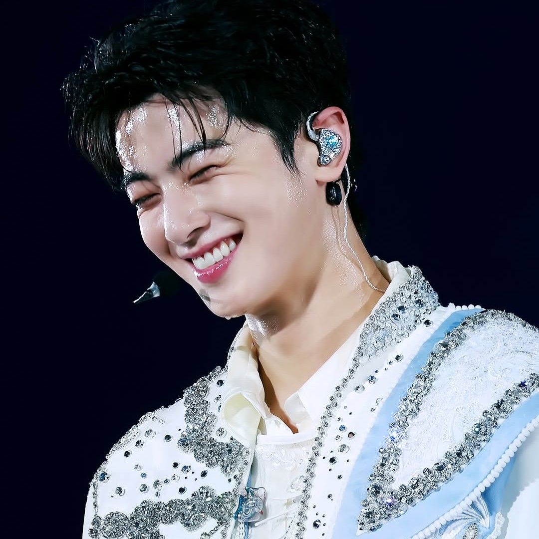 Behind-the-scenes cut of Cha Eunwoo
