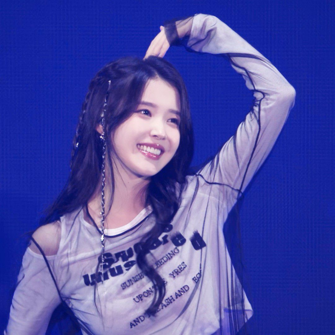 아이유 최근 활동샷