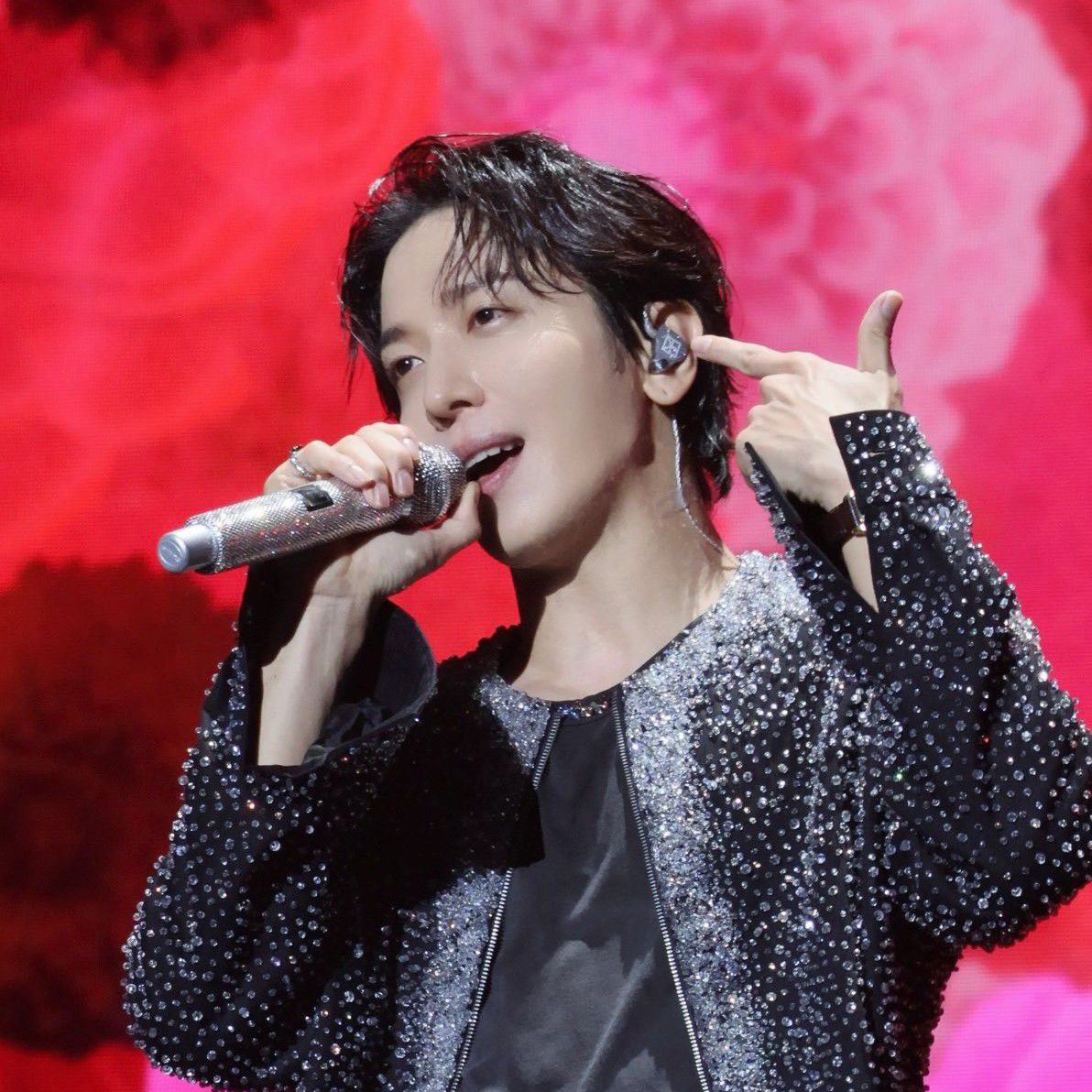 A moment captured by a fan of Jung Yonghwa