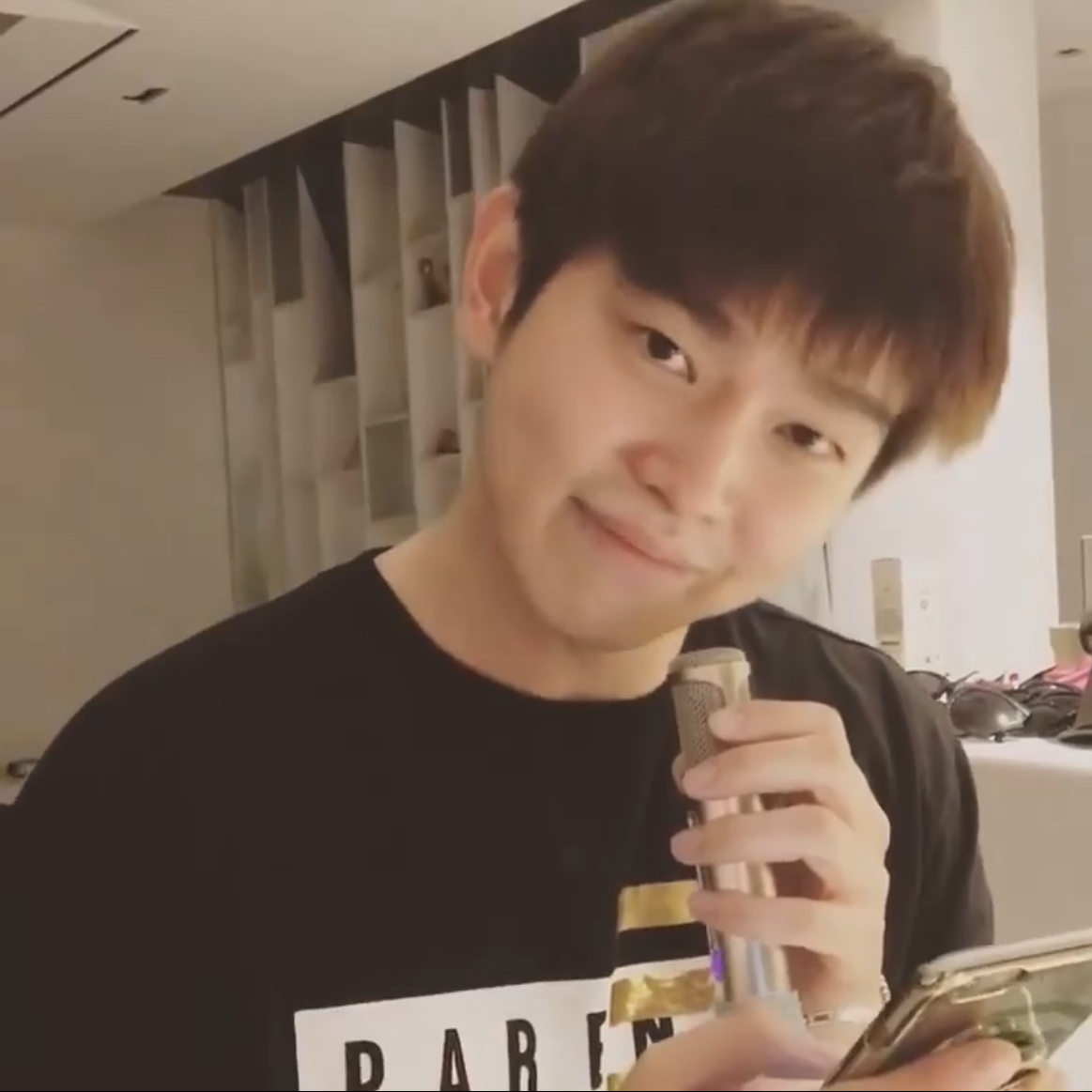 A moment captured by a fan of Yoon Kyunsang