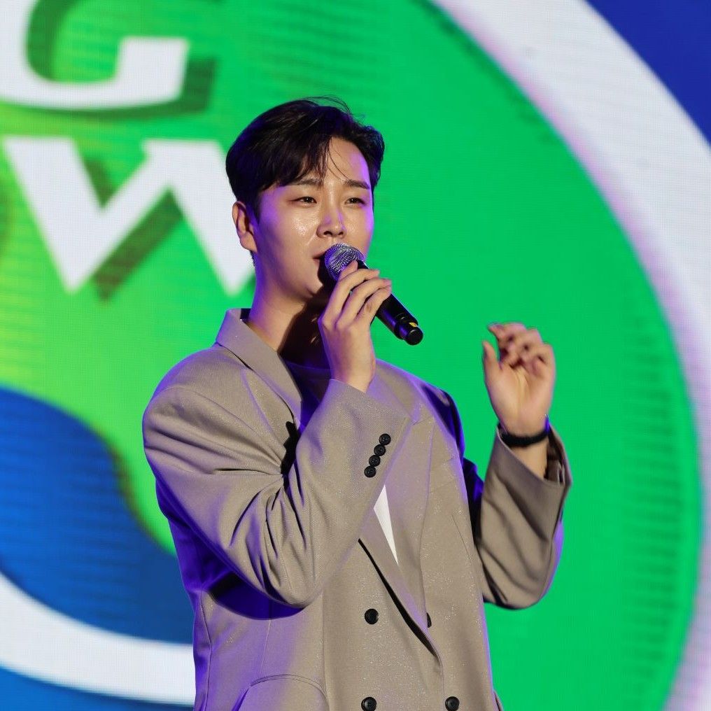 A moment captured by a fan of Song Minjun