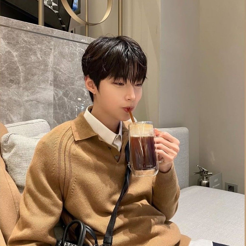 Behind-the-scenes cut of Hwang Inyoup