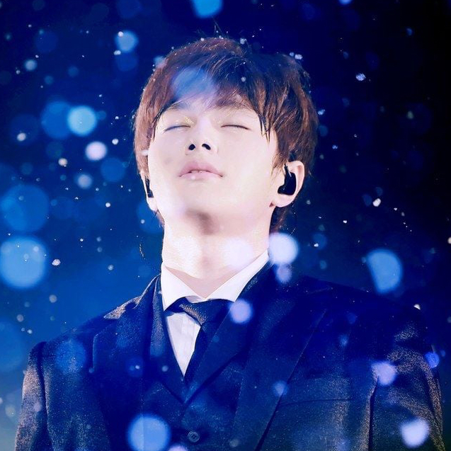 Behind-the-scenes cut of Kim Myungsoo (L)