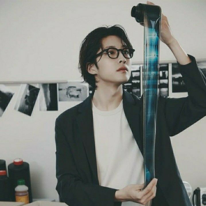 Behind-the-scenes cut of Lee Jongwon