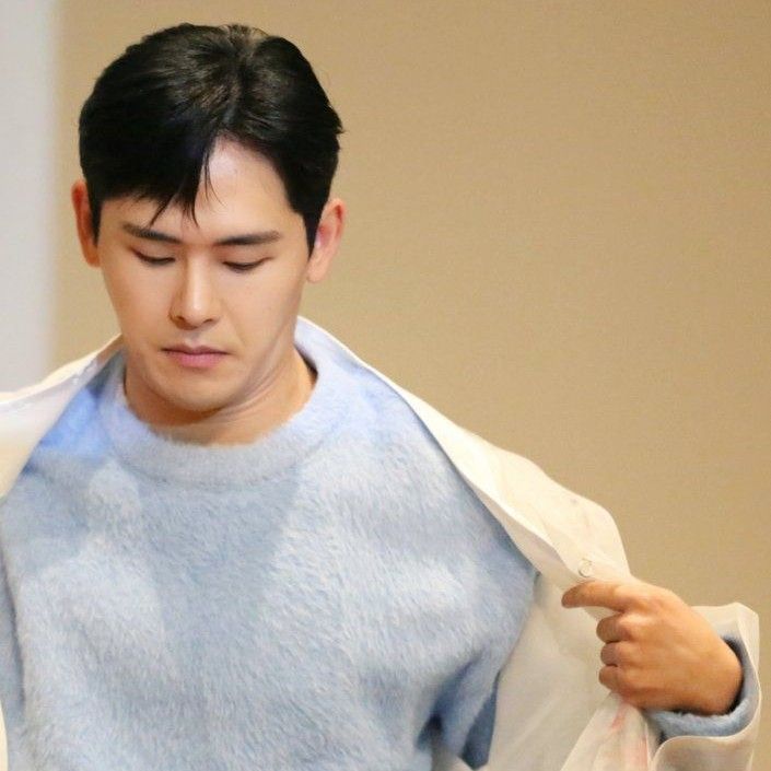 Behind-the-scenes cut of Hoya