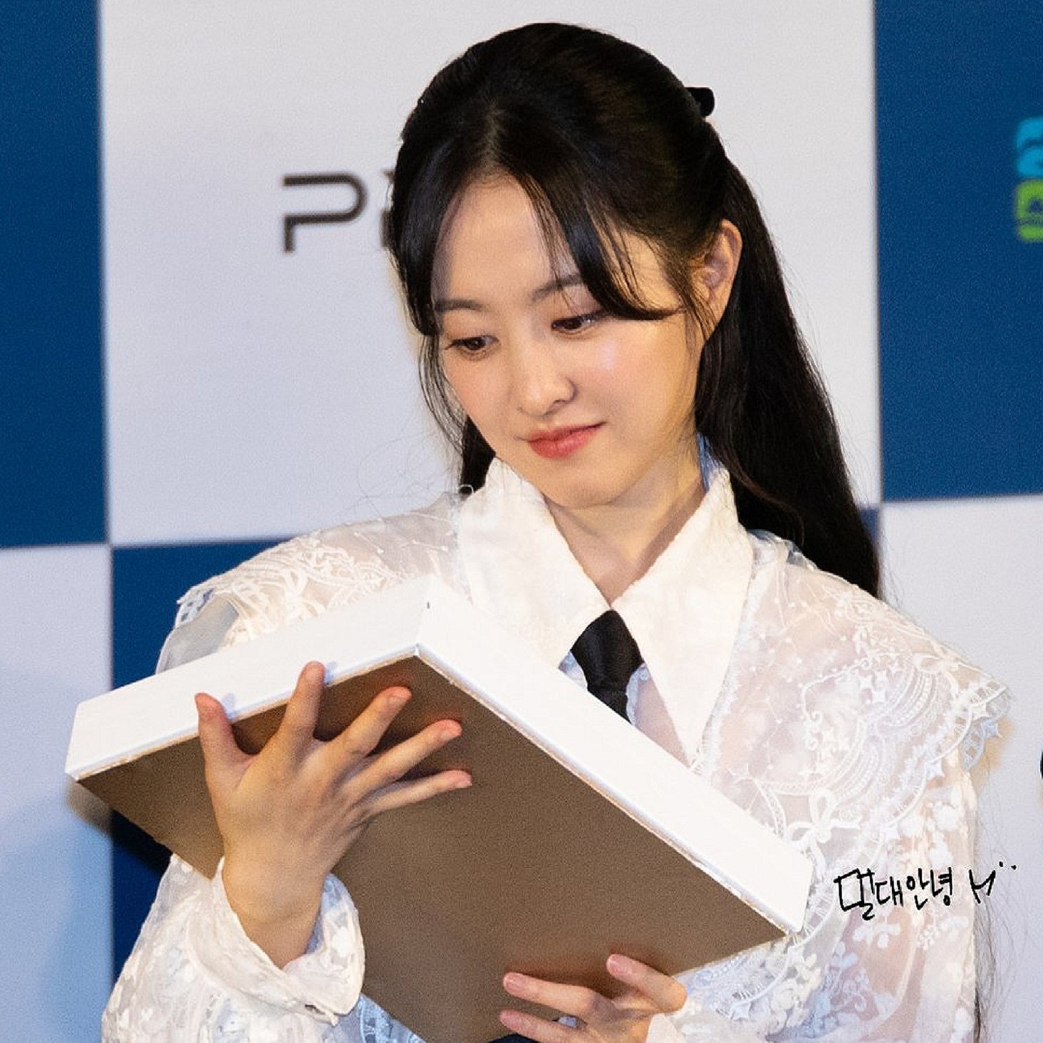 A moment captured by a fan of Park Boyoung