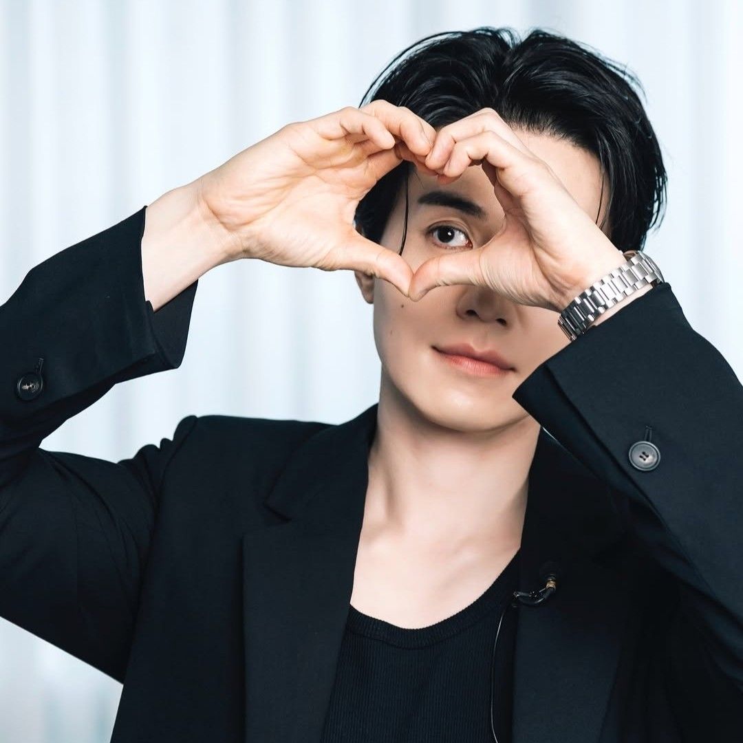 A moment captured by a fan of Lee Dongwook