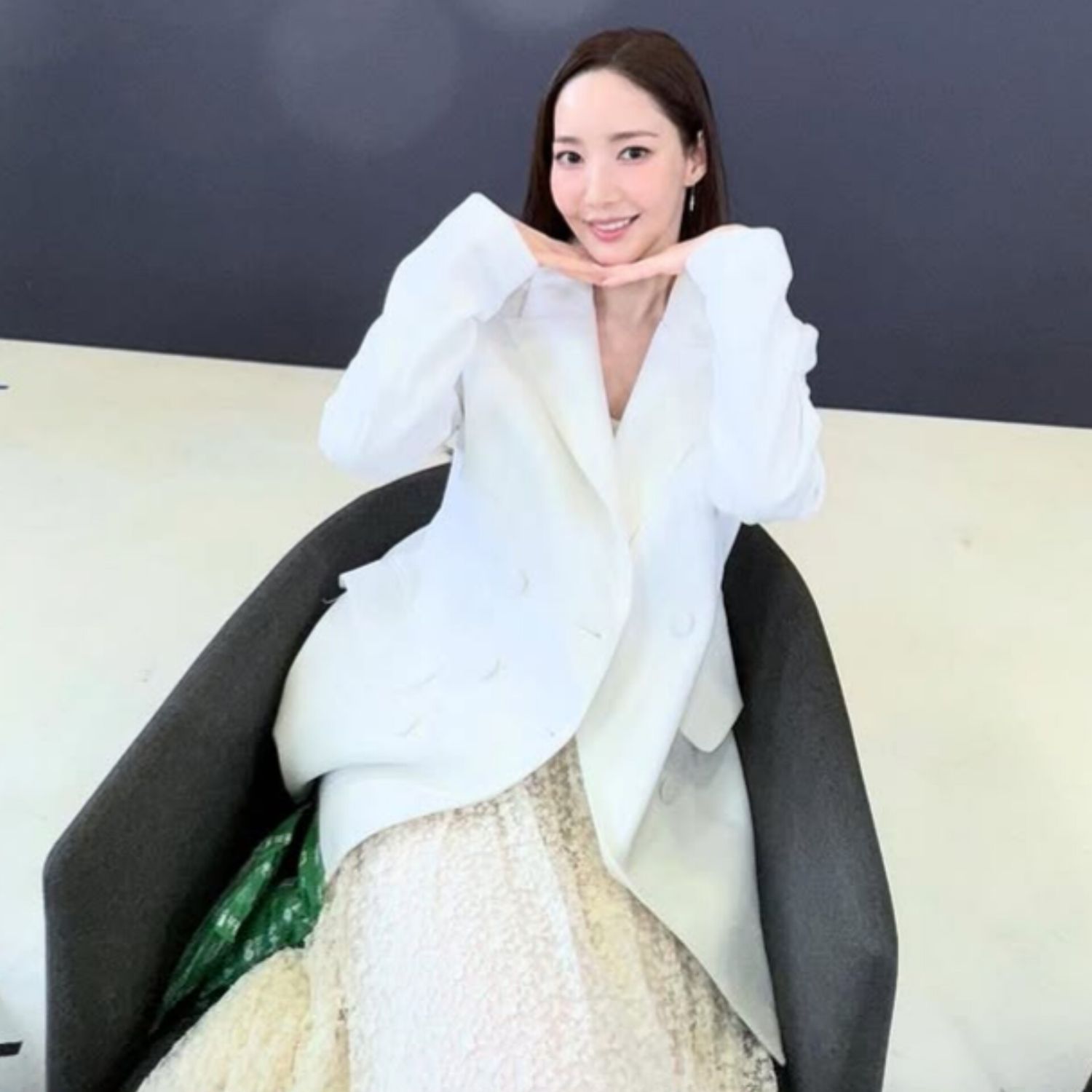 Behind-the-scenes cut of Park Minyoung