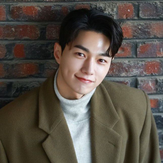 Behind-the-scenes cut of Kim Myungsoo (L)