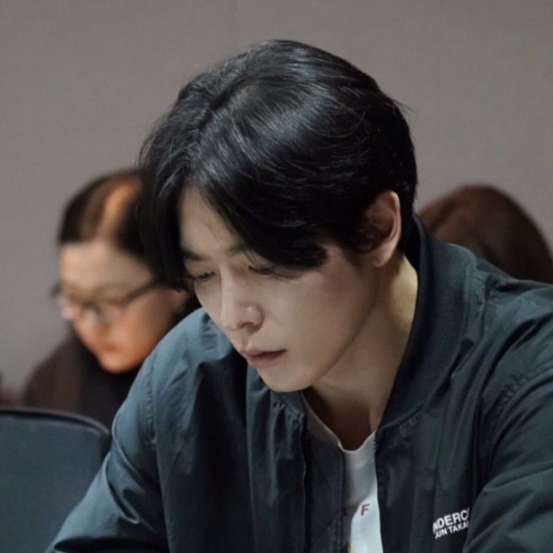Behind-the-scenes cut of Kim Jaewook