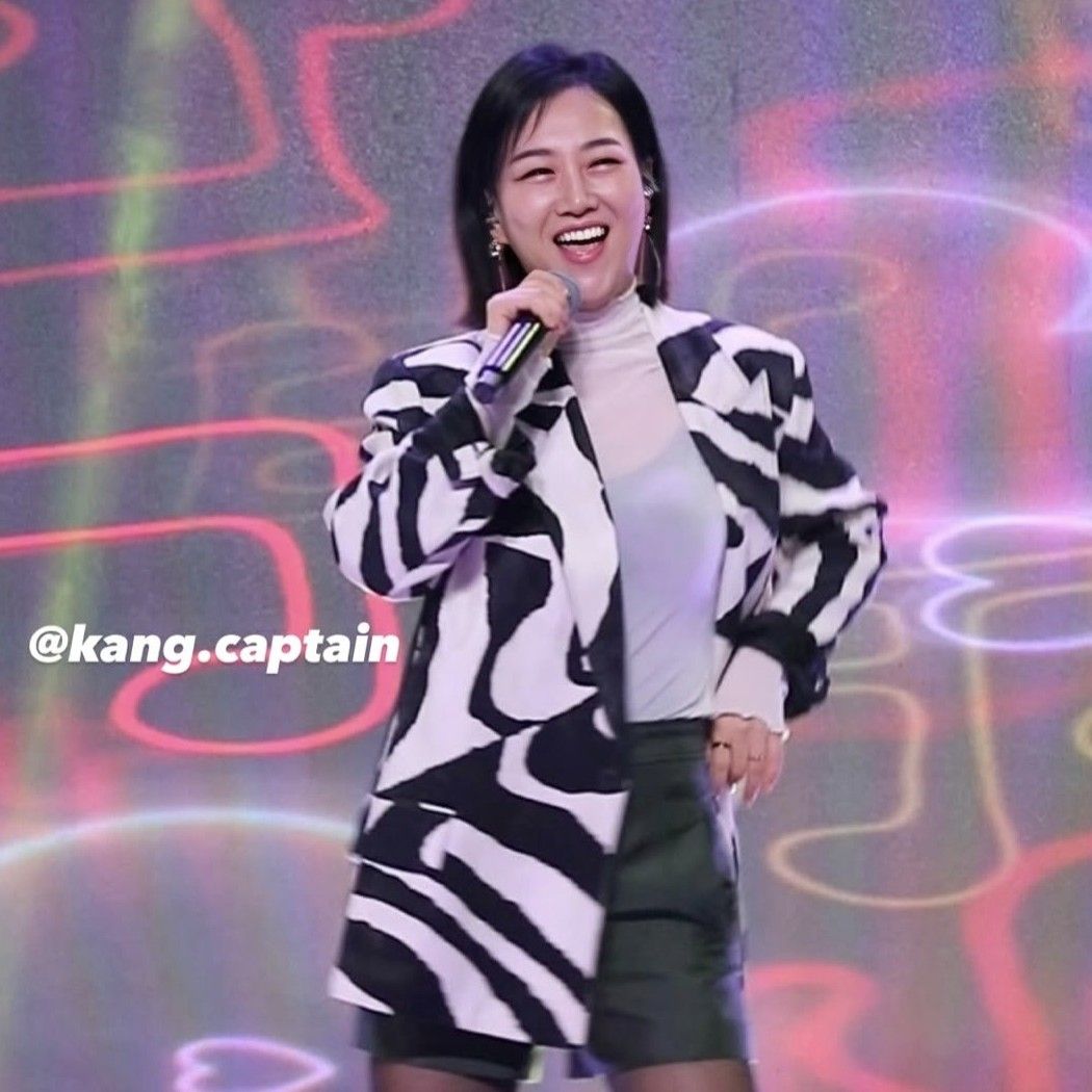 A moment captured by a fan of Jang Yoonjeong