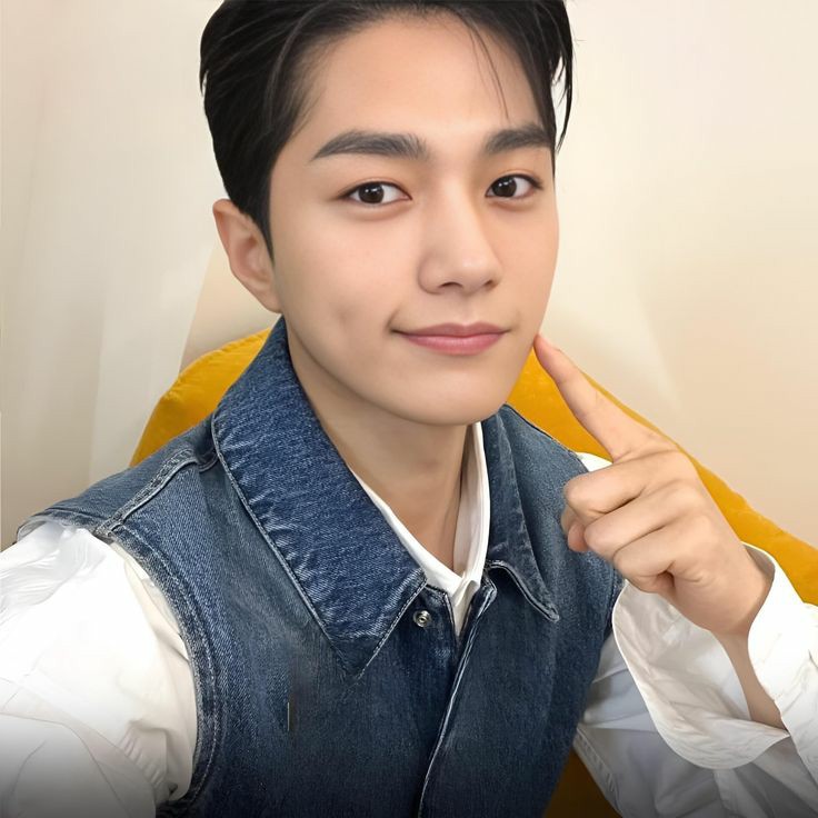 Recent activity shot of Kim Myungsoo (L)