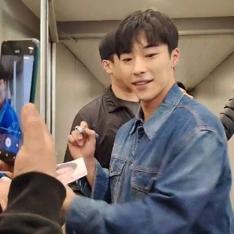 A moment captured by a fan of Woo Dohwan