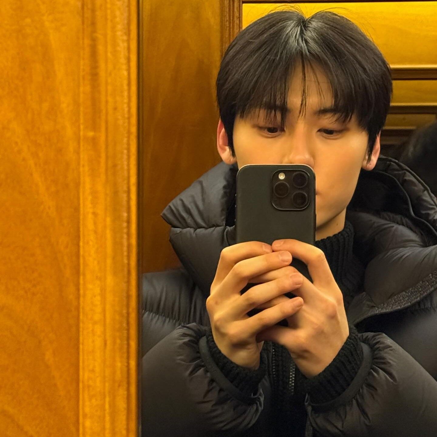 A moment captured by a fan of Hwang Minhyun