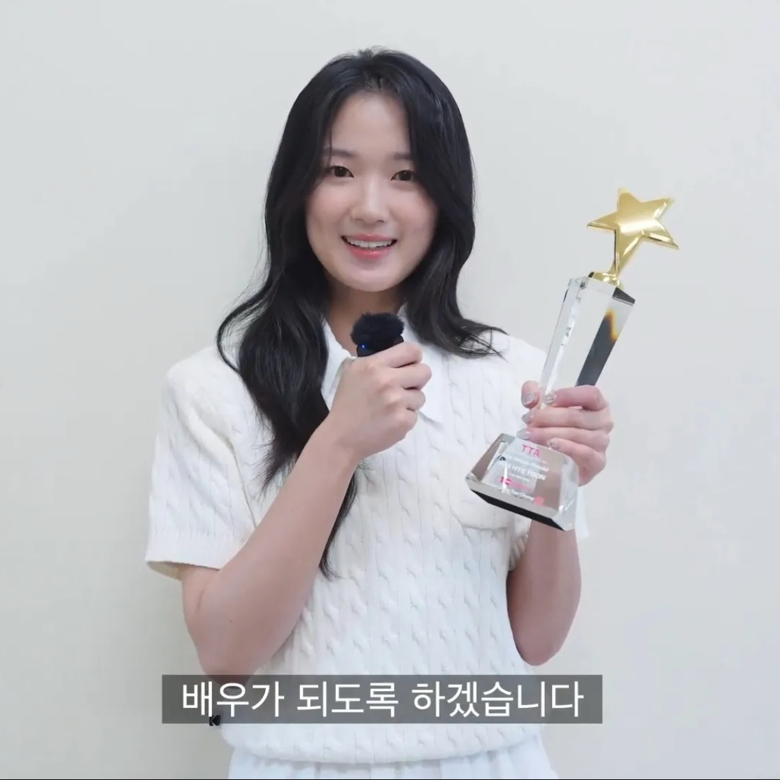 Behind-the-scenes cut of Kim Hyeyoon