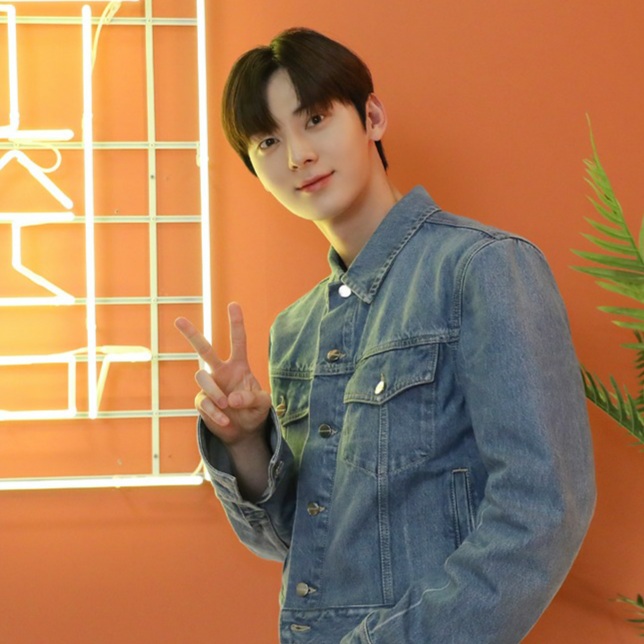 A moment captured by a fan of Hwang Minhyun
