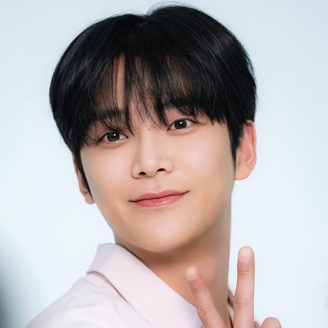 Foto kegiatan terbaru dari Rowoon