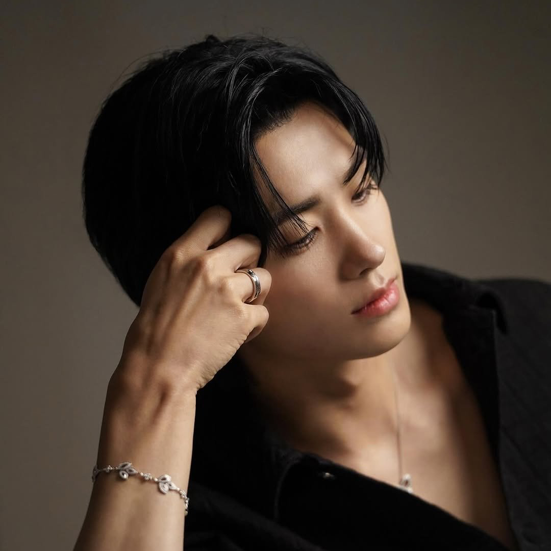 Latest photo of Park Hyungsik