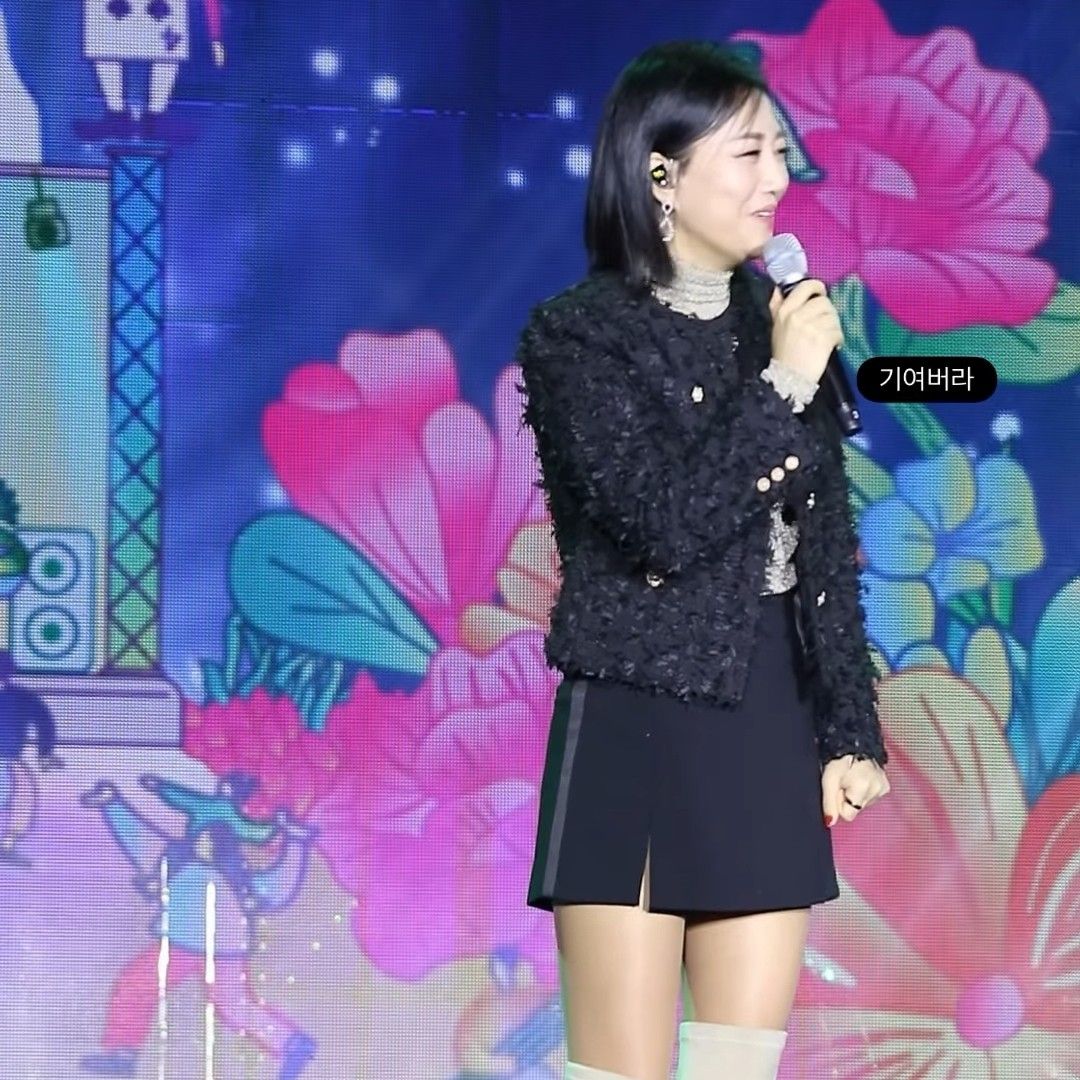 A moment captured by a fan of Jang Yoonjeong