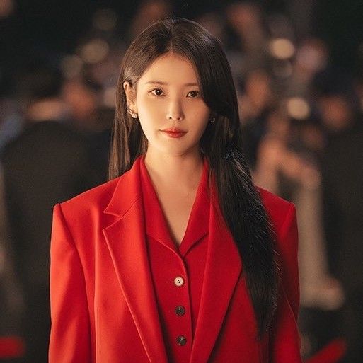 Behind-the-scenes cut of IU