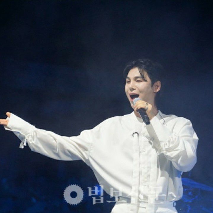 A moment captured by a fan of Kim Junsu (1991)