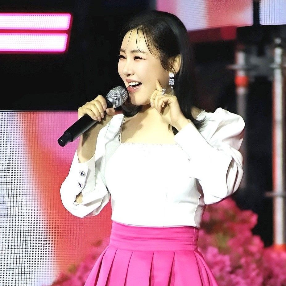 Behind-the-scenes cut of Song Gain