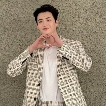 A moment captured by a fan of Lee Jongsuk