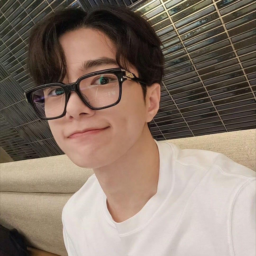 Behind-the-scenes cut of Kim Myungsoo (L)