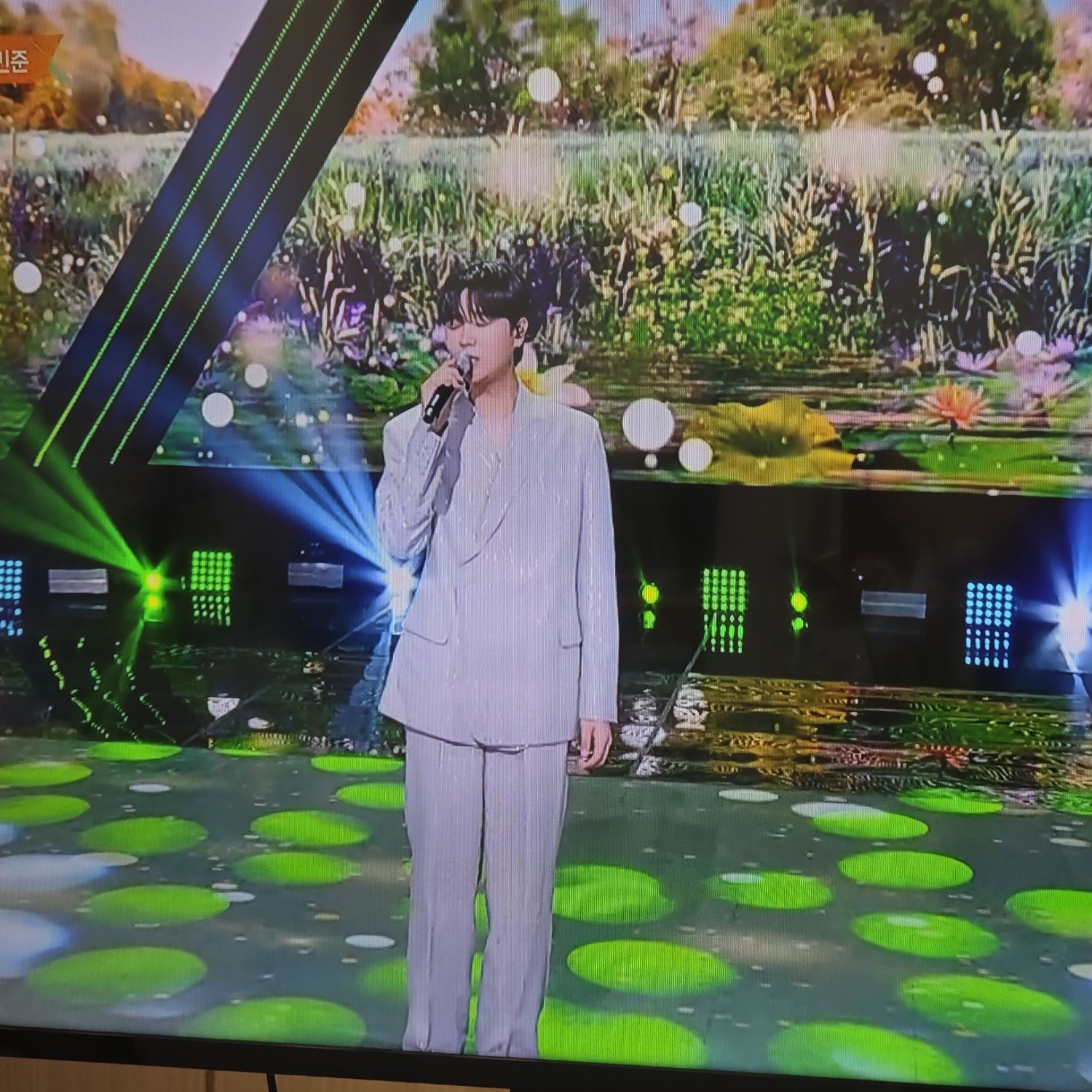 A moment captured by a fan of Song Minjun