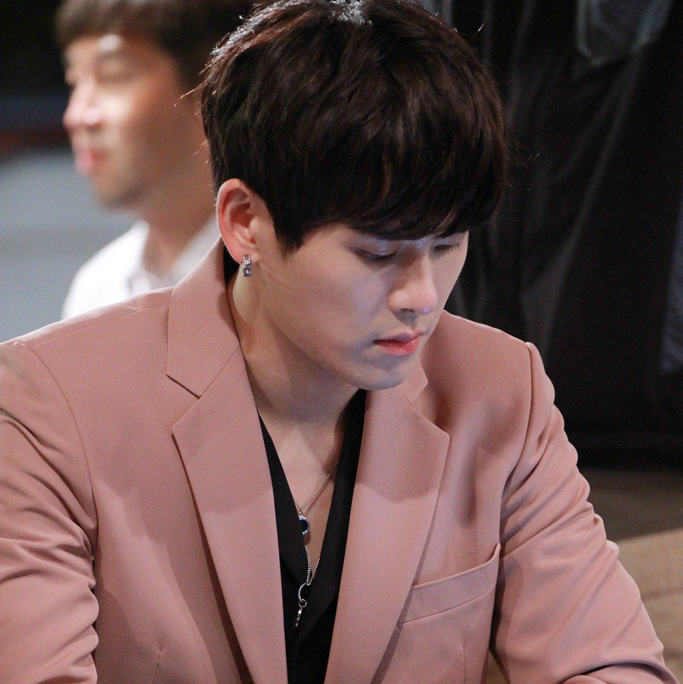 Behind-the-scenes cut of Hoya