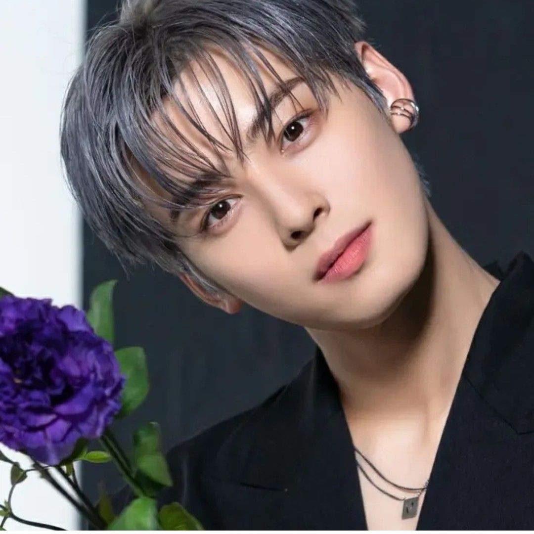 Recent activity shot of Cha Eunwoo