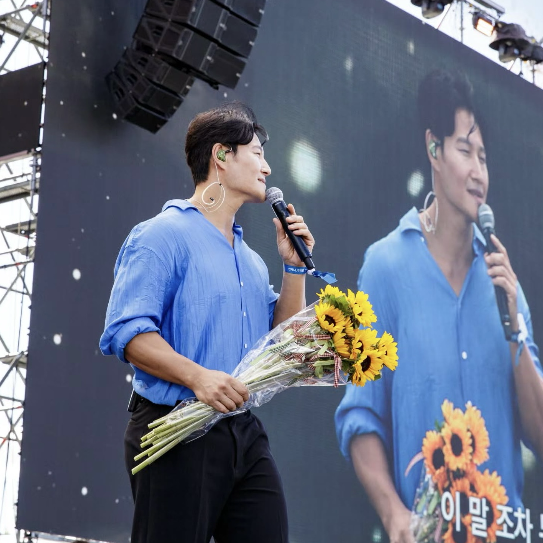 A moment captured by a fan of Kim Jongkook